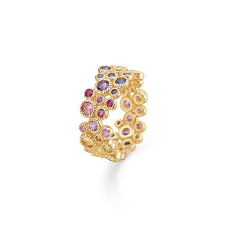 Mads Z Luxury Rainbow Ring i guld med färgglada ädelstenar, elegant detaljerad design. Modell 1544063-001.