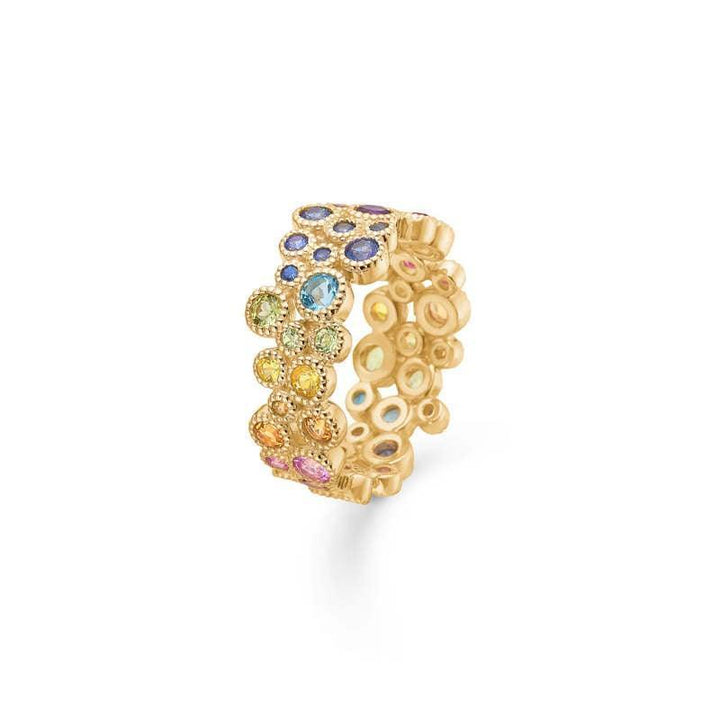 Mads Z Luxury Rainbow Ring visad i polerat guld med färgade stenar i regnbågens nyanser, modell 1544063-001.