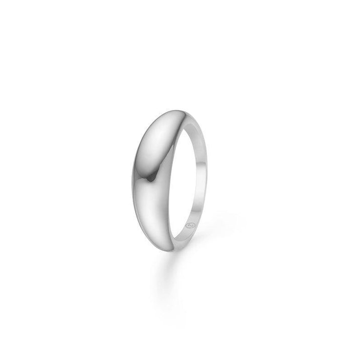 Mads Z Silver Half Moon Ring Large visar en elegant, glänsande silverring i enkel och modern stil. Modell 2140093-001