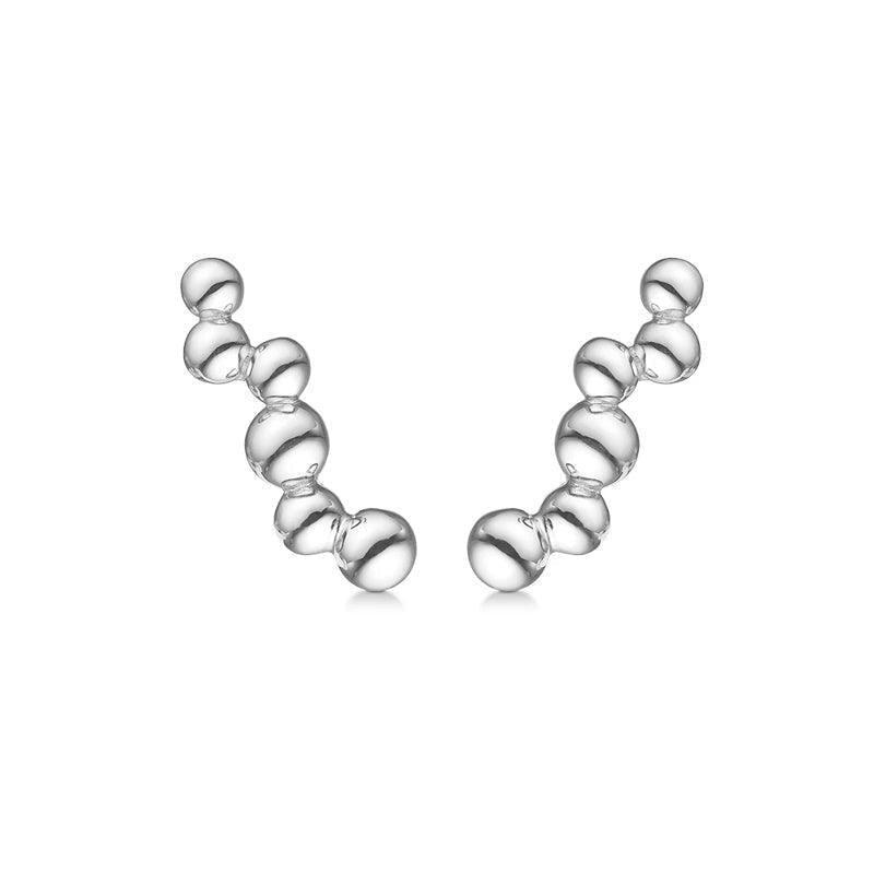 Mads Z silverörhängen Embedded Ball visar två moderna, svängda silverörhängen med en blank yta. Modell 2110084-1.