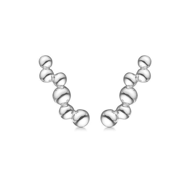 Mads Z silverörhängen Embedded Ball visar två moderna, svängda silverörhängen med en blank yta. Modell 2110084-1.