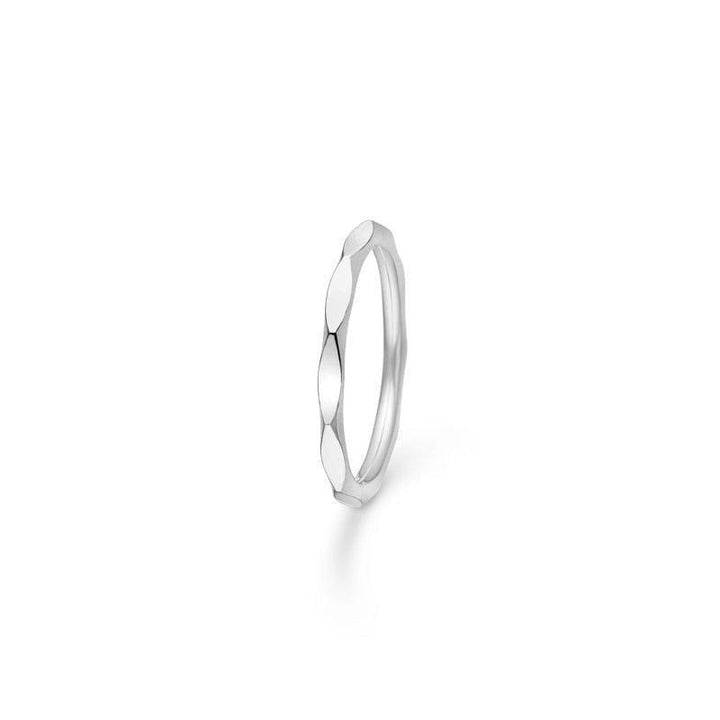 Mads Z Silver Poetry Edge Ring visad i blank silver med en kantig, organisk design. Modell 2140029-001