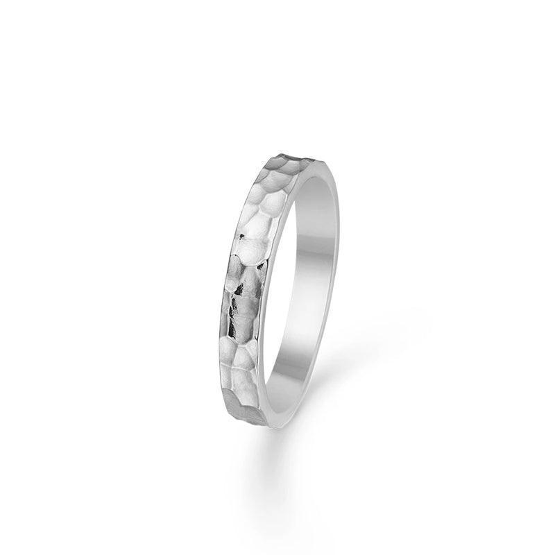 Mads Z Silver Poetry Hammerring med hamrad yta i silver, elegant och enkel stil. Modell 2140032-001