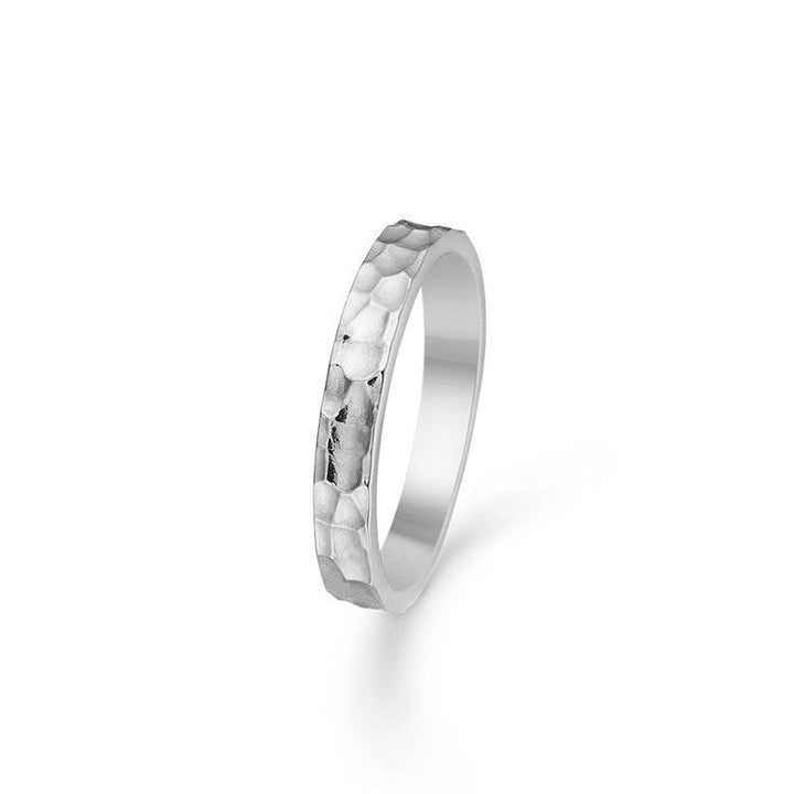 Mads Z Silver Poetry Hammerring med hamrad yta i silver, elegant och enkel stil. Modell 2140032-001