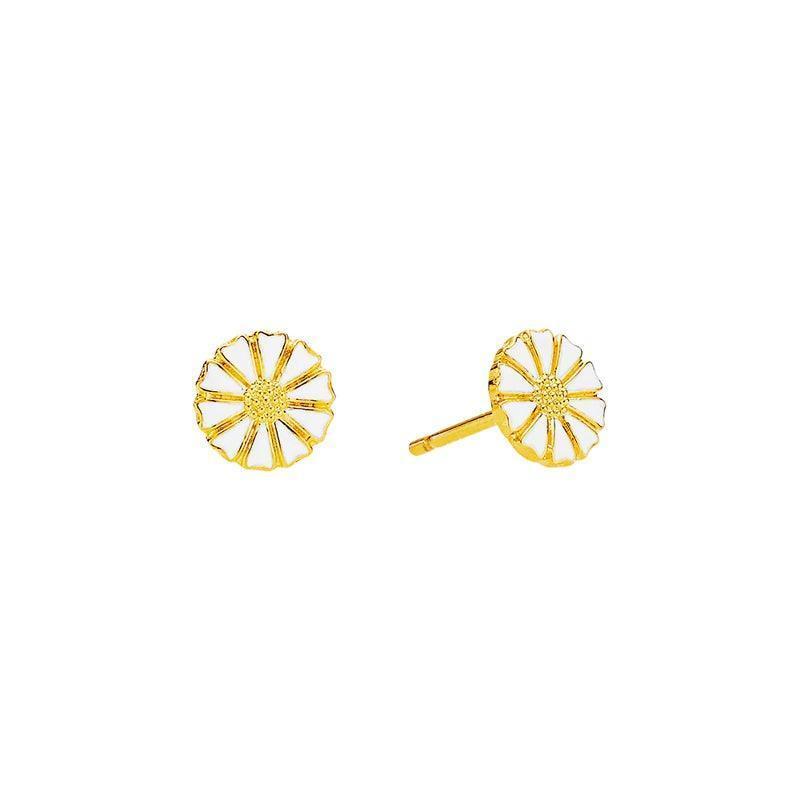 Daisy Gold Plated Studs 7,5 mm visar ett par små daisy-formade dubbar i guldfärgad metall. Modell 909075-4-M