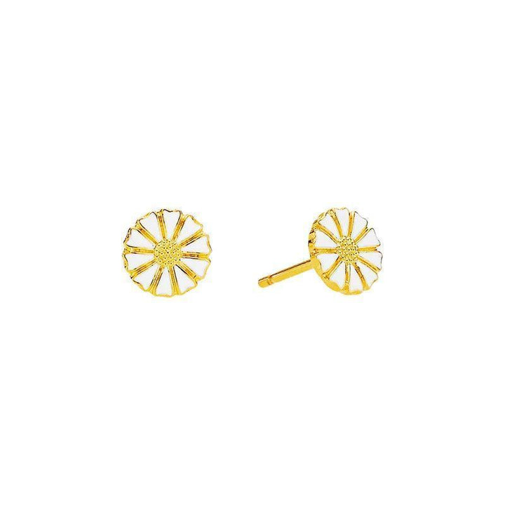 Daisy Gold Plated Studs 7,5 mm visar ett par små daisy-formade dubbar i guldfärgad metall. Modell 909075-4-M