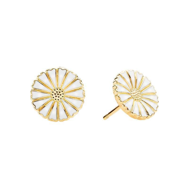 Daisy Earrings Guldpläterade 11 mm visar en uppsättning tusensköna blomörhängen i vit emalj och guldpläterade, modell 909011-4-M