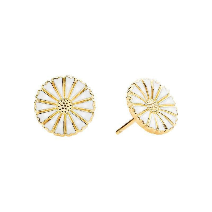 Daisy Earrings Guldpläterade 11 mm visar en uppsättning tusensköna blomörhängen i vit emalj och guldpläterade, modell 909011-4-M