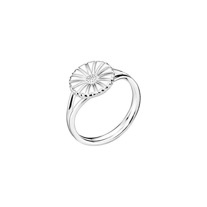 Daisy silverring 11 mm visar en elegant silverring med prästkrageblommamotiv. Modell 907011-H-001-1.