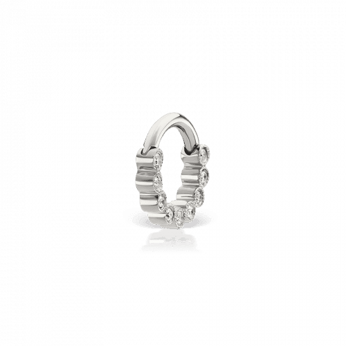 Maria Tash 16G 6,5 mm Diamond Scalloped Horizontal Eternity Clicker-smycken i silverlook med diamantdetaljer. Modell XSCETH1665G-W