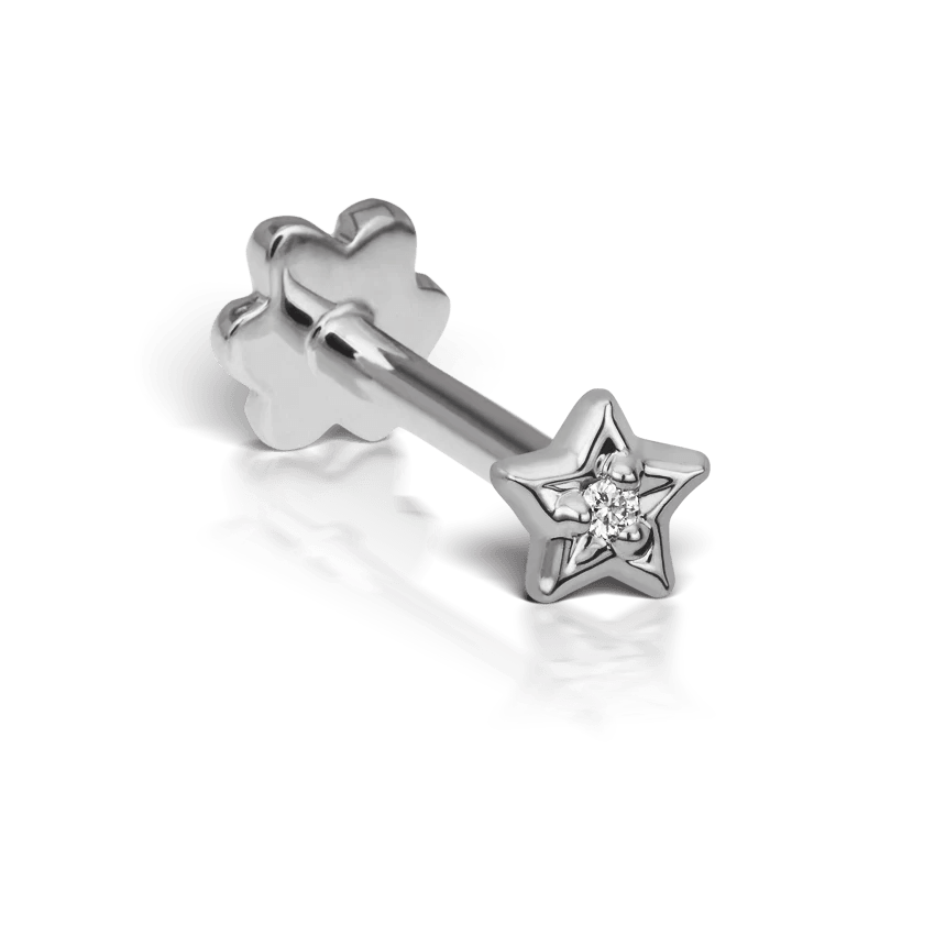 Maria Tash Diamond Solitaire Star örhängen i vitguld med stjärna och diamantdetalj, modell XSSARD-WG-W3-001-1