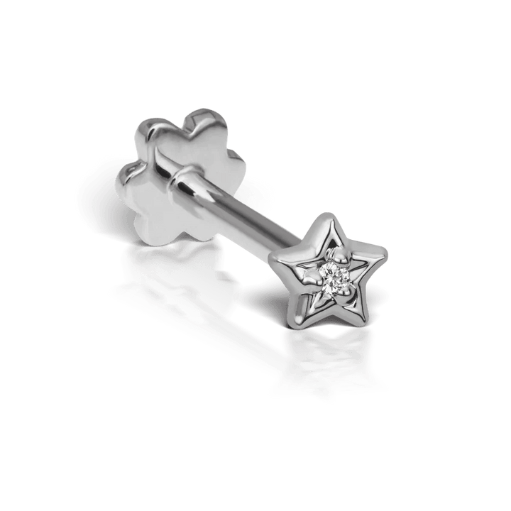 Maria Tash Diamond Solitaire Star örhängen i vitguld med stjärna och diamantdetalj, modell XSSARD-WG-W3-001-1