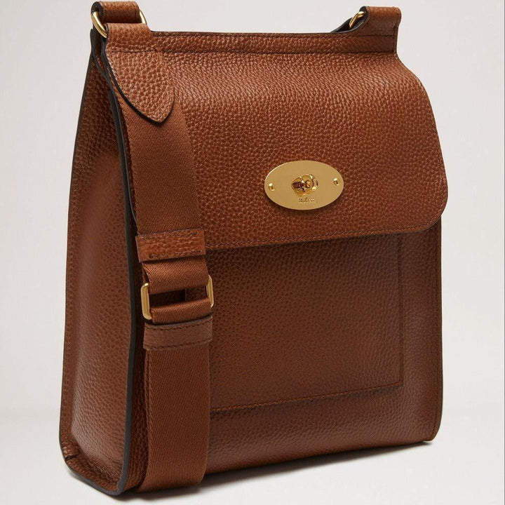 Mulberry Antony N Small Classic Grain Oak axelväska i brunt läder med guldfärgat spänne. Modell HH8737552G110