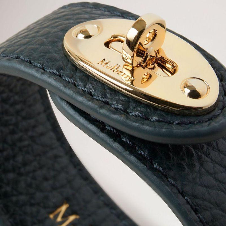 Mulberry armband Bayswater läder mulberry grön med gyllene spänne, detalj av låset. Modell QB2157205Q633