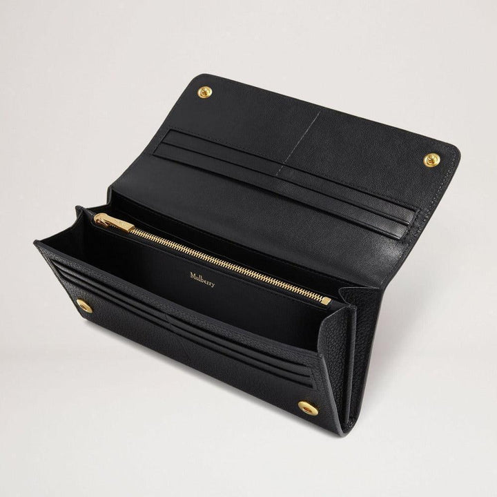 Mulberry Continental Wallet Black visas öppen med många fickor, kortfack och gyllene detaljer, modell rl4440205a100.