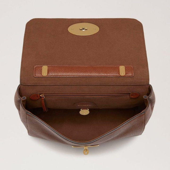Mulberry Lily Oak Small Classic Grain Leather, brun läderväska med öppen flik och guldbeslag, modell HH8733552G110.