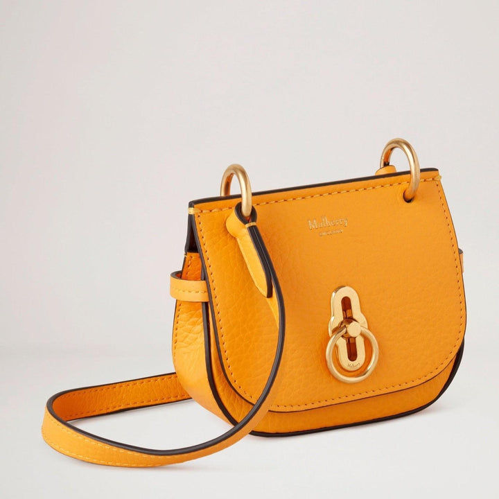Mulberry Micro Amberley Double Yellow, liten gul läderväska med guldfärgat spänne. Modell RL7409736P677.