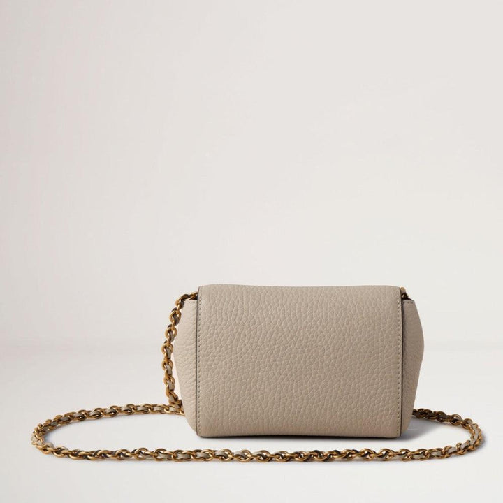 Mulberry Mini Lily Kritväska i ljusgrått läder med guldkedja sett bakifrån. Modell rl7749736w160.