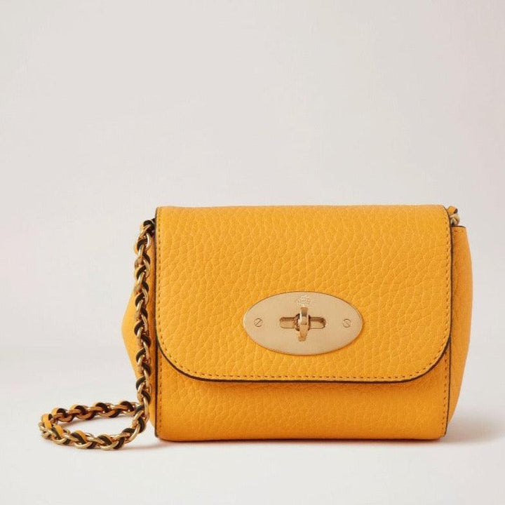 Mulberry Mini Lily Double Yellow presenteras här i texturerat gult läder med en guldkedja. Modell rl7749736p677-1