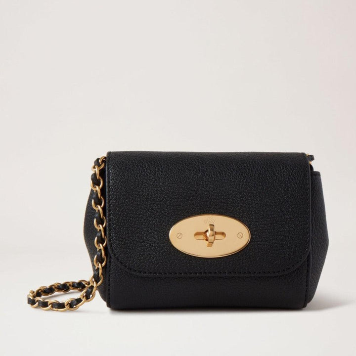 Mulberry Mini Lily Glossy Goat är en svart läderväska med guldkedja. Modell RL7745874A100.