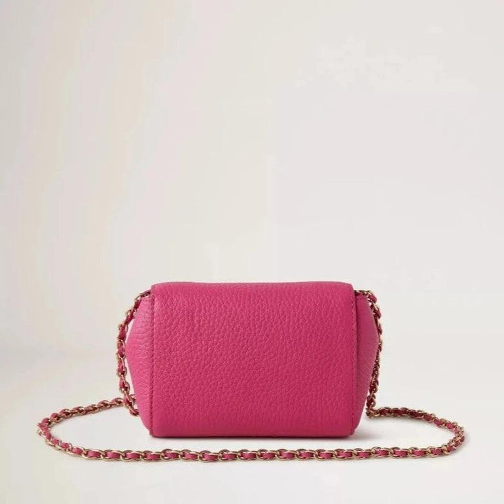 Mulberry Mini Lily mulberry rosa visar en elegant, liten axelväska i rosa läder med guldkedja. Modell RL7749736J191
