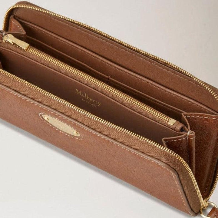 Mulberry Plaque 8 CC Zip Purse Legacy i brunt läder, synliga fack och dragkedjor. Modell RL7043275G110