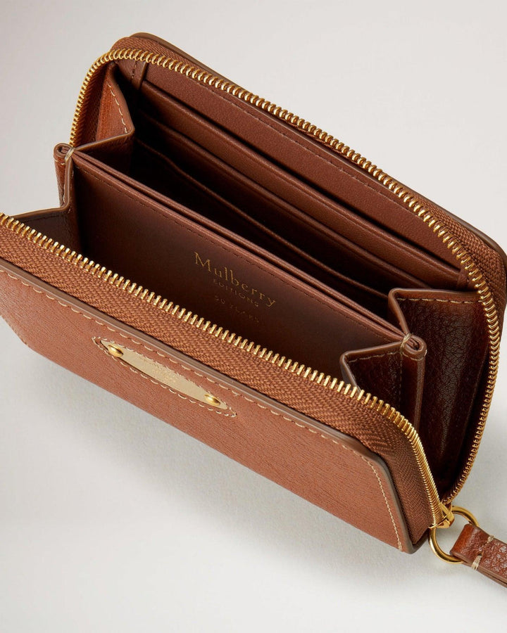 Mulberry Plaque Small Zip Around visar en brun färg Plånbok i läder med gulddragkedja och flera fack, modell RL7083-275G110