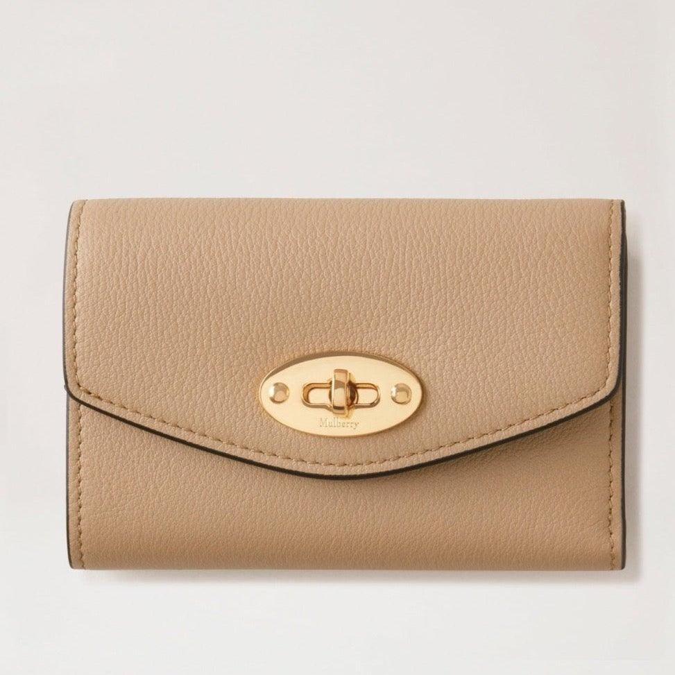 Mulberry Plånbok Darley Vikt flerkortsplånbok Maple har en ljusbeige läderplånbok med ett gyllene spänne. Modell RL7736657E631