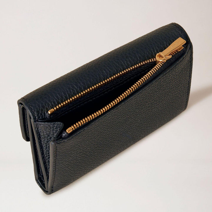 Mulberry Plånbok Darley Vikt Multicard Svart sett från en sned vinkel med svart läder och gulddragkedja, modell RL6665205A100