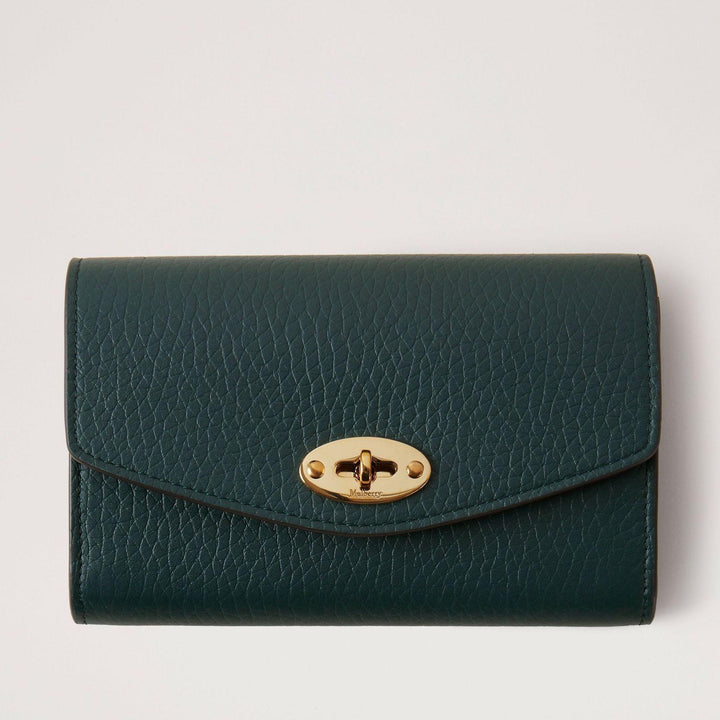 Mulberry Plånbok Darley Medium Wallet Heavy Grain i mörkgrönt läder med guldlås, modell RL6540736Q633