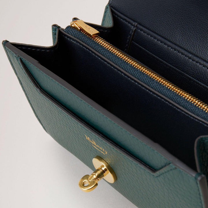 Mulberry Plånbok Darley Medium Wallet Heavy Grain i mörkgrönt läder med gyllene detaljer. Modell RL6540736Q633