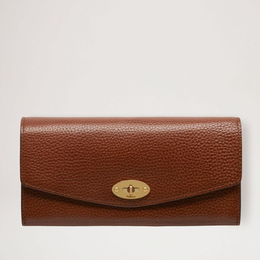 Mulberry Plånbok Darley Plånbok i brunt präglat läder med gyllene spänne, sedd framifrån. Modell RL7415552G110