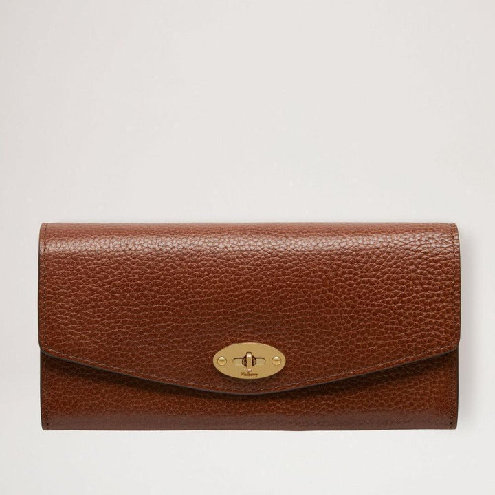 Mulberry Plånbok Darley Plånbok i brunt präglat läder med gyllene spänne, sedd framifrån. Modell RL7415552G110