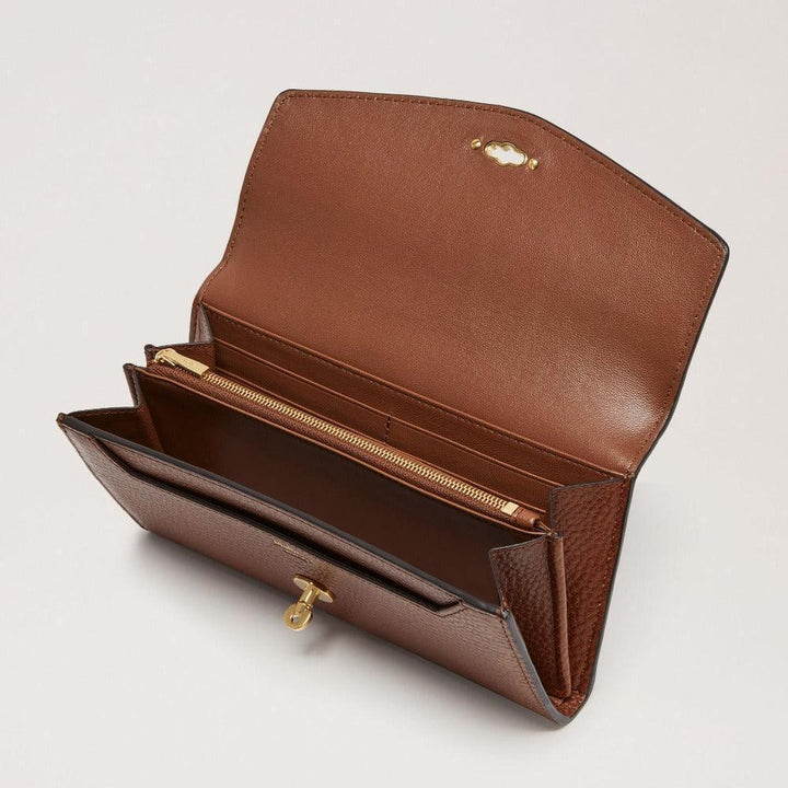Mulberry Plånbok Darley Plånbok ek i läder, öppen och visar en rymlig interiör. Modell RL7415552G110