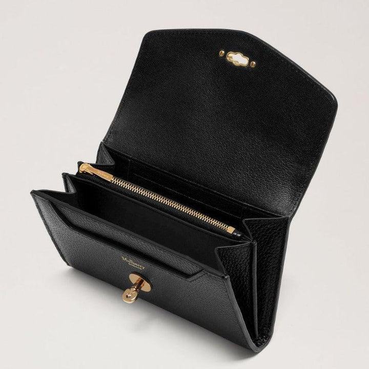 Mulberry Plånbok Medium Darley Classic Grain black med öppen flik, synlig gulddragkedja och fack. Modell RL4869/205A100.