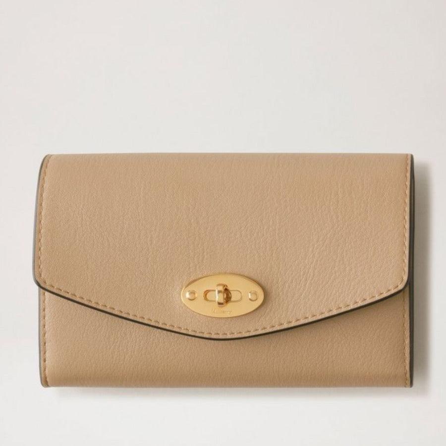 Mulberry Plånbok Medium Darley Plånbok i ljusbrunt läder med guldfärgat vridlås, modell RL7735657E631.