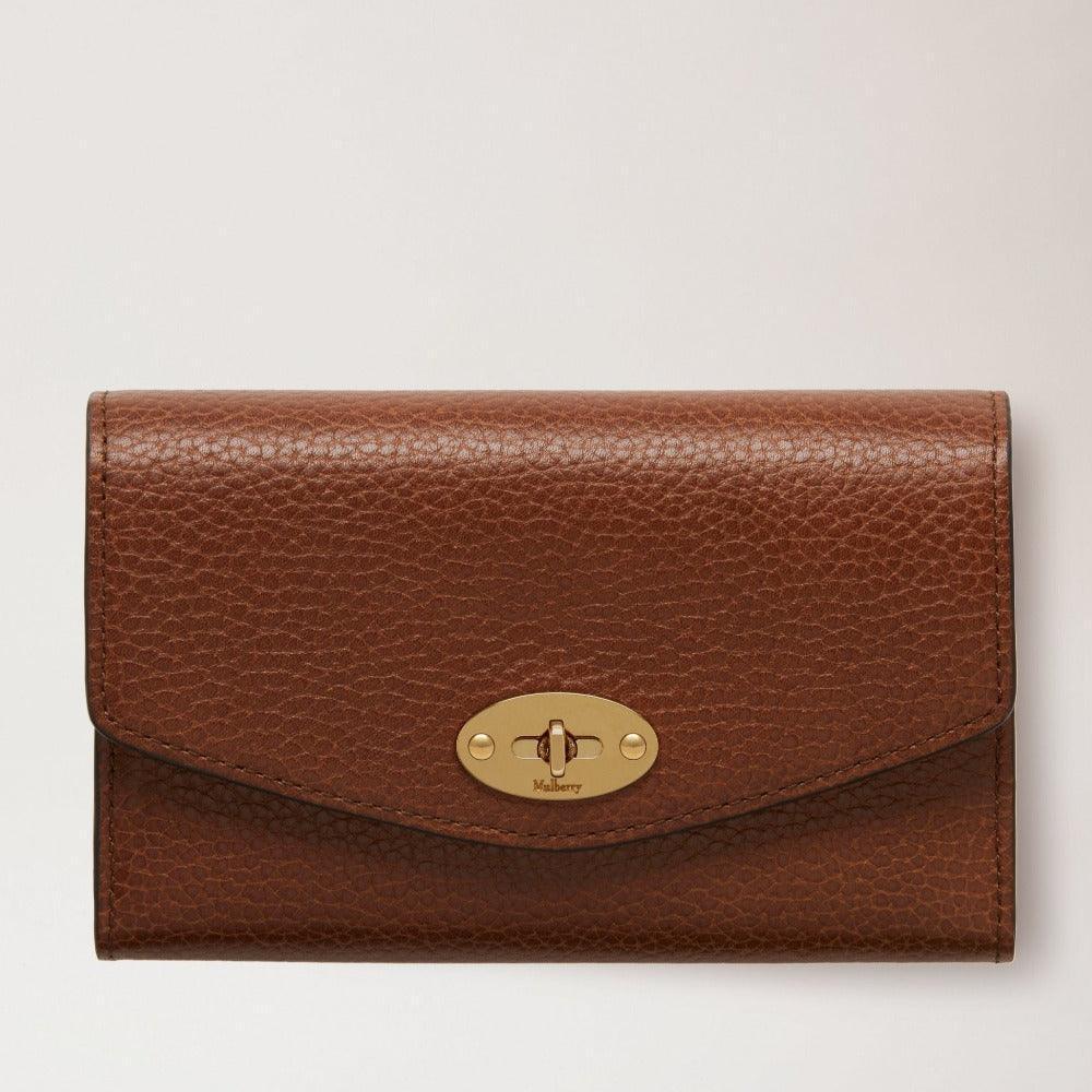 Mulberry Plånbok Medium Darley Plånbok ek i brunt läder med guldspänne. Modell RL7416552G110.