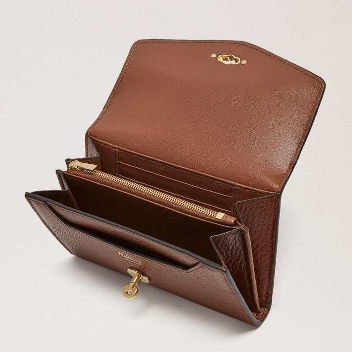 Mulberry Plånbok Medium Darley Plånbok Ek visar plånbokens insida med fack, dragkedja och mässingsdetaljer. Modell RL7416552G110.