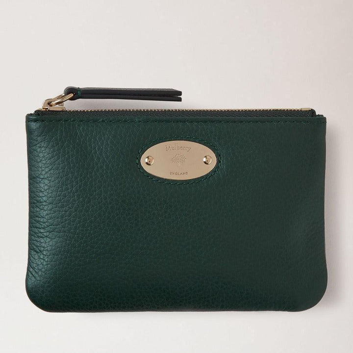 Mulberry Plånbok Plaque Small Zip Coin Pouch i mörkgrönt läder med metallplåtsdetalj, modell RL7067205Q633.