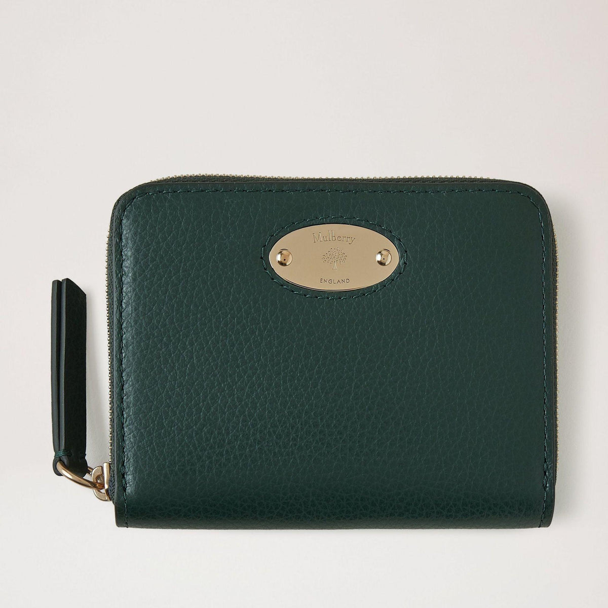 Mulberry Plånbok Plaque Small Zip Wallet i mörkgrönt läder med guldfärgad platta på framsidan. Modell RL5680-205Q633
