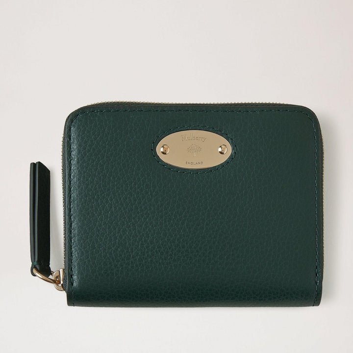Mulberry Plånbok Plaque Small Zip Wallet i mörkgrönt läder med guldfärgad platta på framsidan. Modell RL5680-205Q633