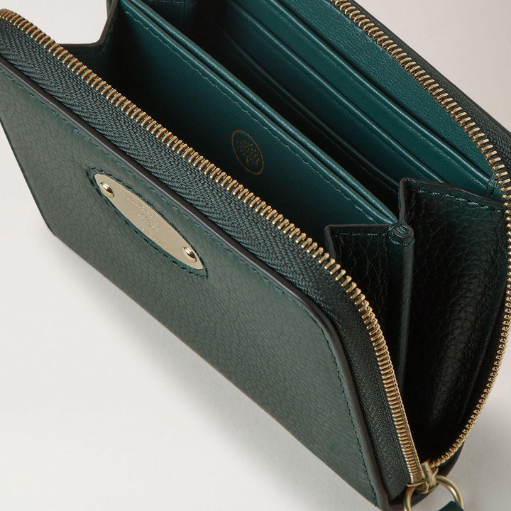 Mulberry Plånbok Plaque Small Zip Wallet visar grönt Plånbok i läder med gulddragkedja, detaljinramning. Modell RL5680205Q633