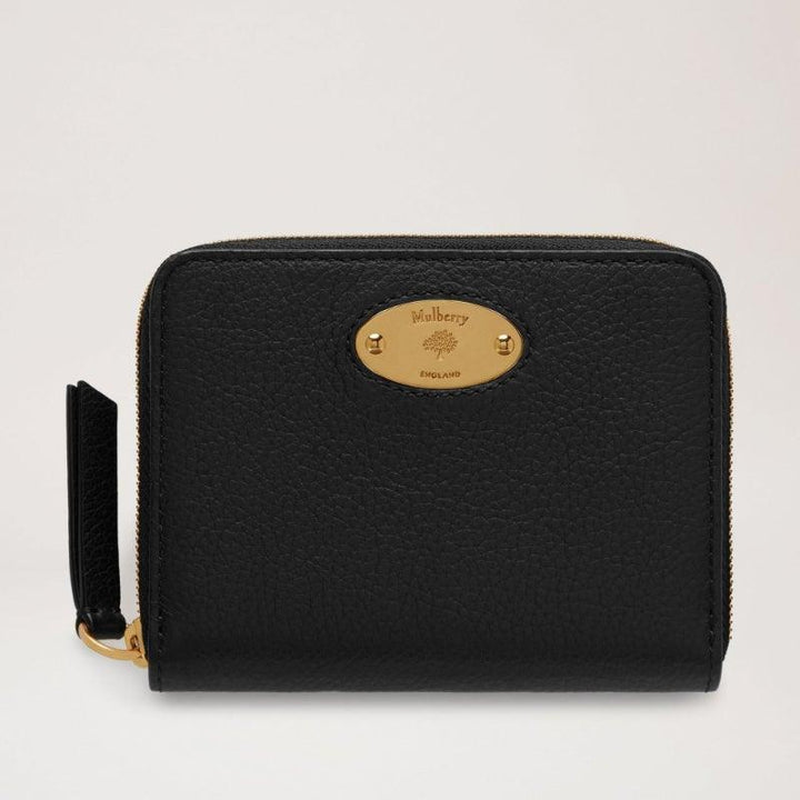 Mulberry Plånbok Liten Plaque Zip Around Purse Classic Grain Black i svart läder med gyllene frontplack, modell RL5680013A100