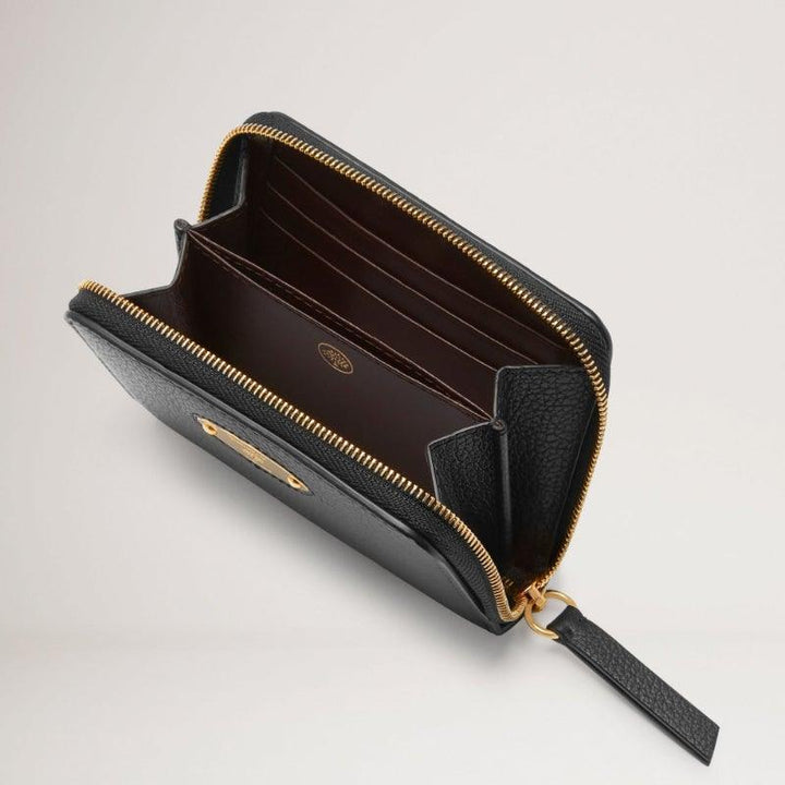 Mulberry Plånbok Liten Plaque Zip Around Purse Classic Grain Black, svart Plånbok i läder med gyllene dragkedja, modell RL5680013A100