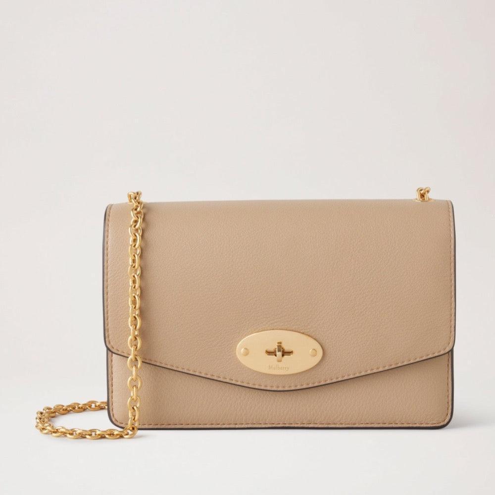 Mulberry Liten Darley Silky Calf Maple i beige läder med gyllene kedjeband och klassiskt spänne. Modell RL7463657E631.