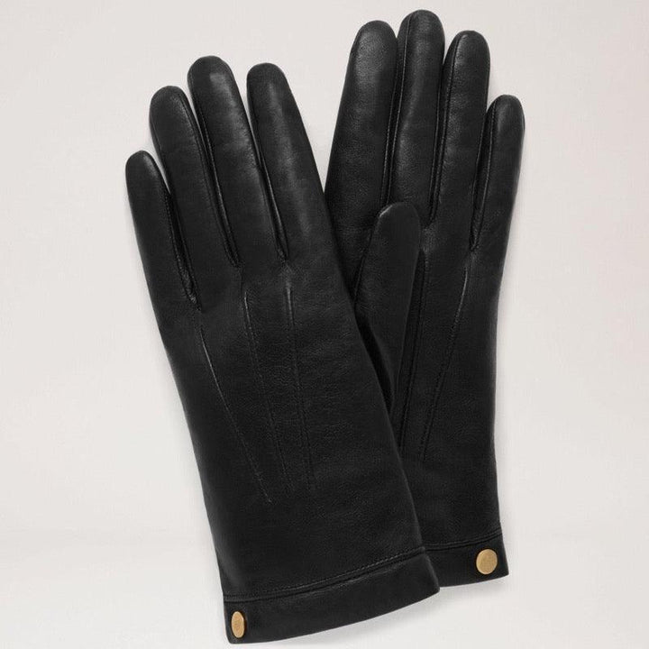 Mulberry Soft Nappa Gloves svarta, eleganta svarta handskar i mjukt läder med guldknappadetalj. Modell VG4108192A100-001.