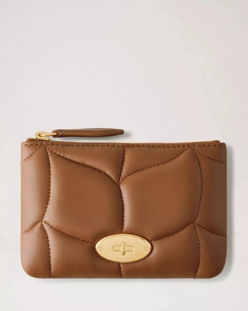 Mulberry Softie Zip Coin Pouch i brunt quiltat läder med guldfärgad dragkedja, modell RL7612530G911.