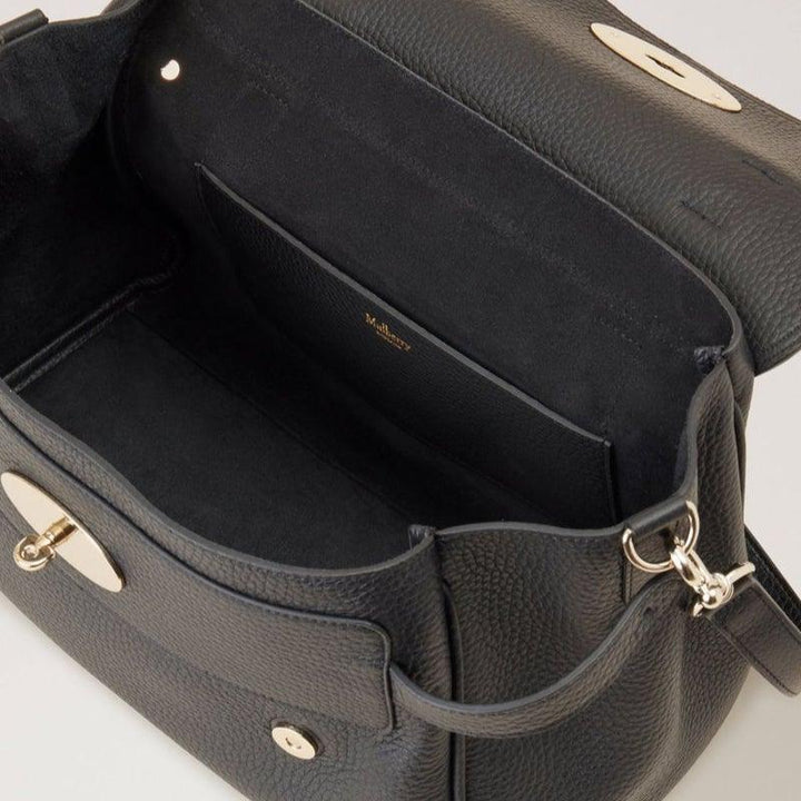 Mulberry Väska Alexa Black Heavy Grain visar rymlig svart läderinredning med guldfärgade detaljer.