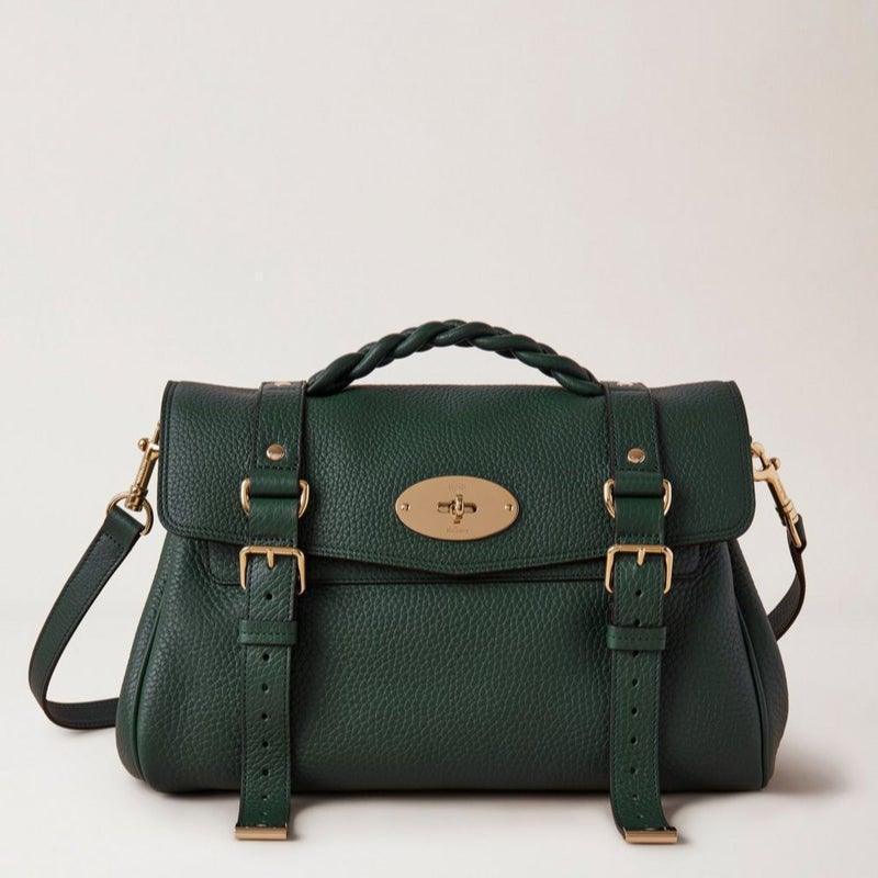 Mulberry Väska Alexa Green Heavy Grain visar en elegant mörkgrön läderväska med gulddetaljer. Modell HH6746/736Q633.
