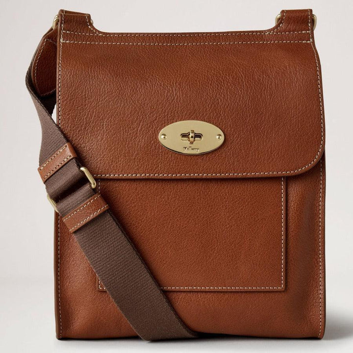 Mulberry Väska Antony Ek Legacy NVT i brunt läder med gyllene spänne och bred justerbar rem. Modell HH7952275G110